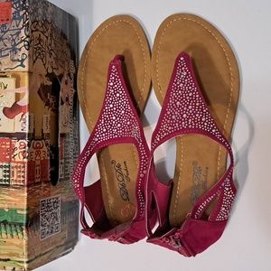 NEW DbDk KIMLY-2 Thong Sandals Fuchsia color, studded bling Sz 7.5
